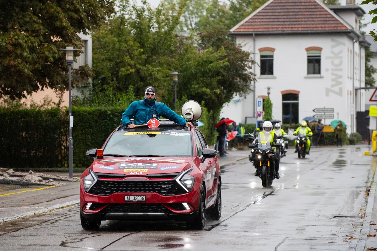 Über die Sunnetalstrasse fuhr der ganze Renntross.
Ein Auto und Töffs fahren über eine Strasse.
